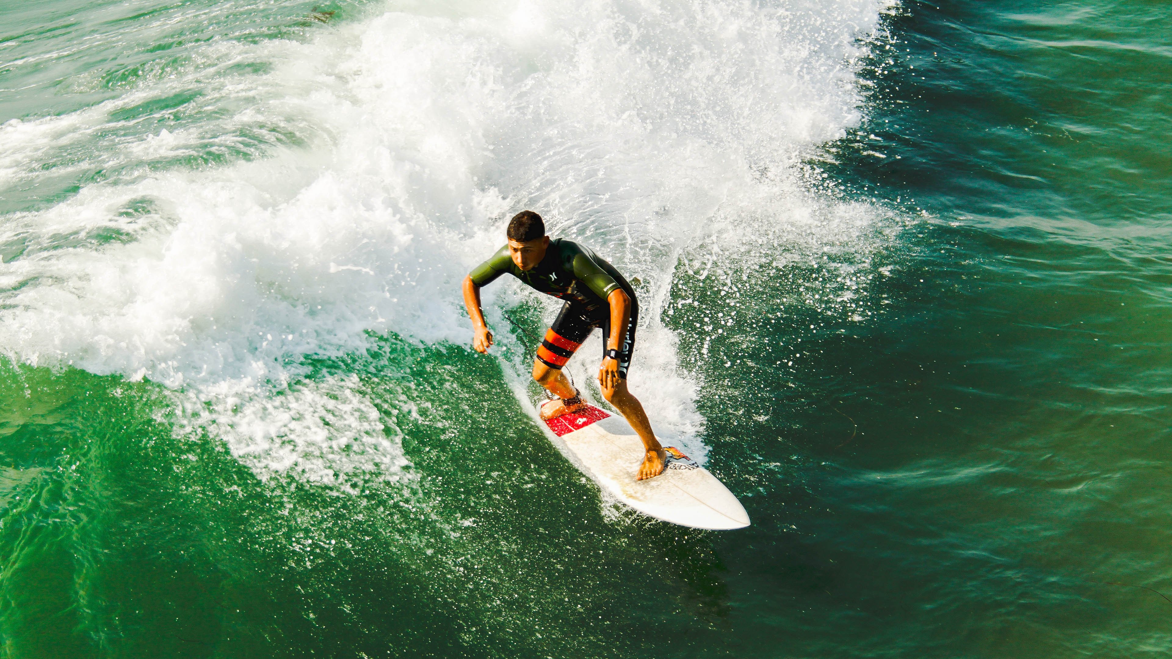 “尼古拉斯·桑特基的进攻组织与防守配合，推动美洲狮队向前迈进”